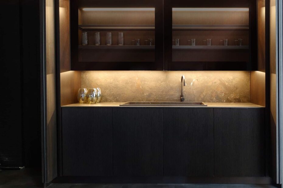 Diseño de cocinas en Madrid: Cómo la luz y la materia crean la experiencia sensorial