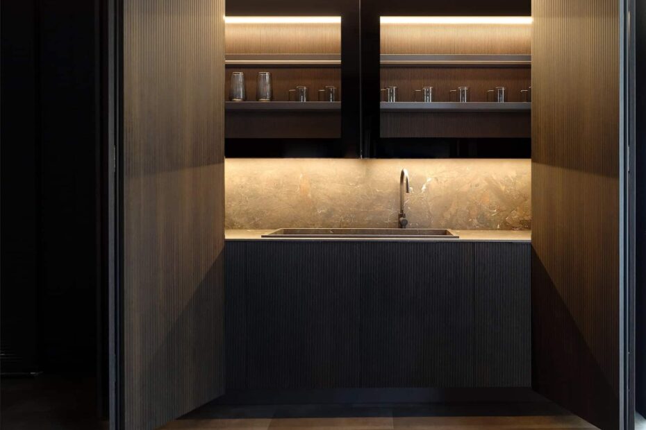 Sistemas de ocultación para cocinas: El arte de hacer desaparecer el espacio