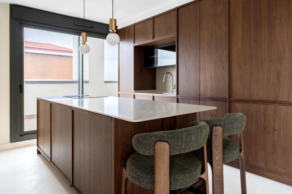 Cocina a medida en Madrid con frentes de Eucaliptus Fumé y encimera XTone Taj Mahal — Doca Madrid