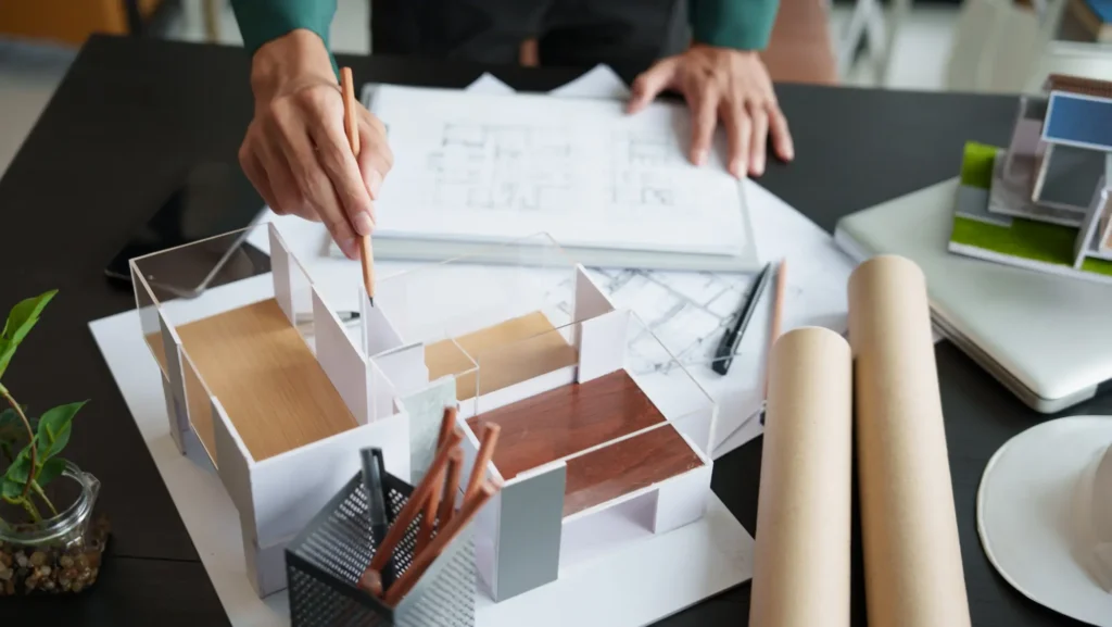 Estudio de diseño diseñando una cocina sobre plano.