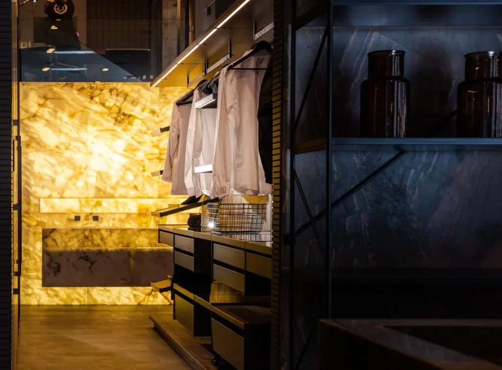 Armario vestidor a medida en Madrid de madera natural e iluminación integrada — Doca Madrid