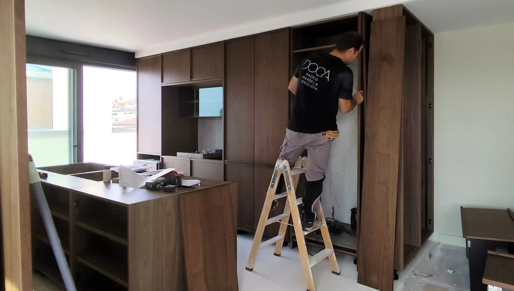 Reforma integral de cocina en Madrid con materiales nobles — planos y muestras de material en showroom Doca Madrid